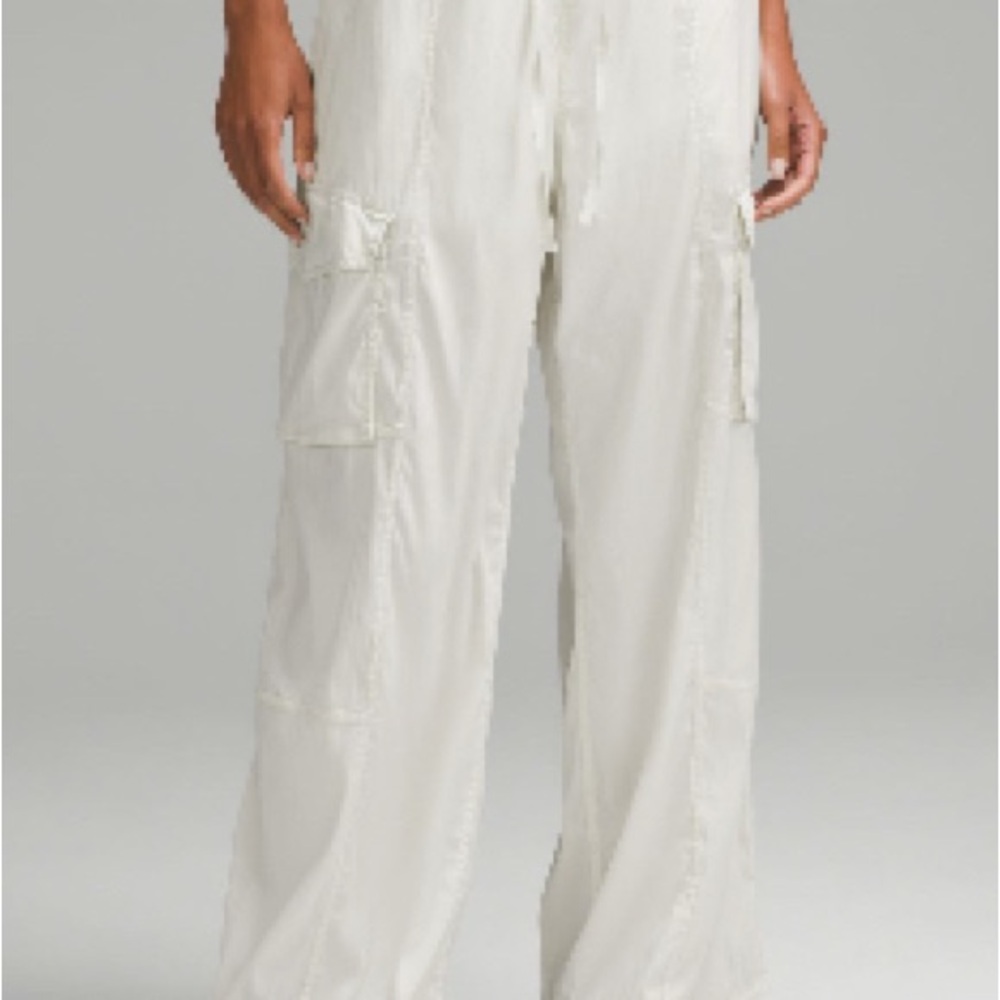 Women’s Lululemon Cargo pants NWOT size Large.